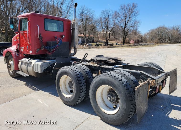 image for item JE9978 1999 International Navistar 9100  semi truck