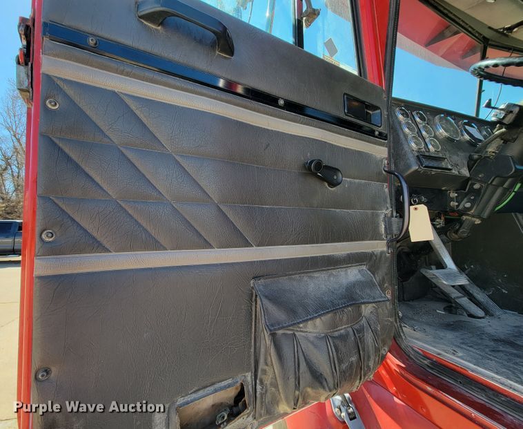 image for item JE9978 1999 International Navistar 9100  semi truck