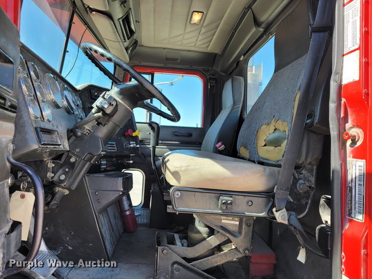 image for item JE9978 1999 International Navistar 9100  semi truck