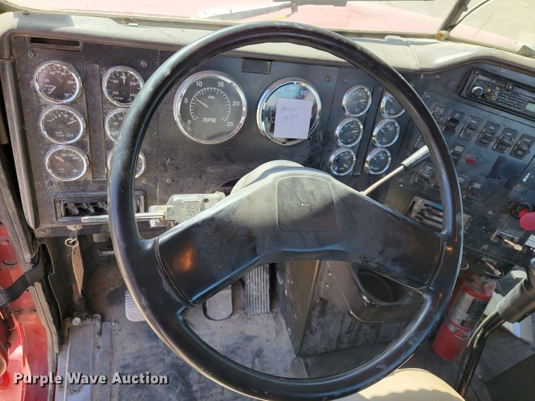 image for item JE9978 1999 International Navistar 9100  semi truck