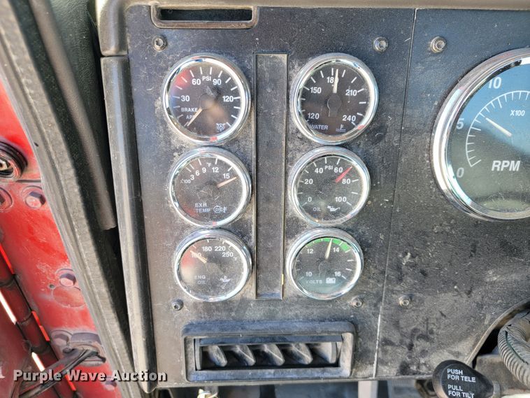 image for item JE9978 1999 International Navistar 9100  semi truck