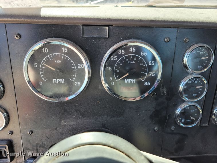 image for item JE9978 1999 International Navistar 9100  semi truck