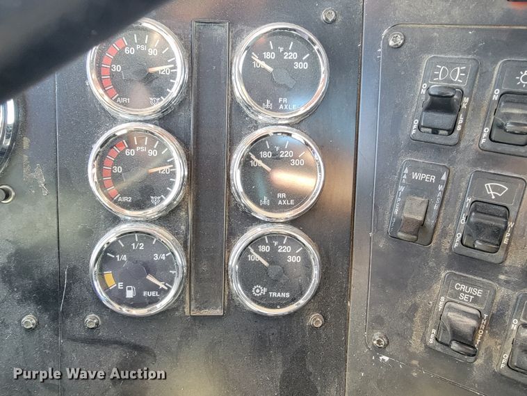 image for item JE9978 1999 International Navistar 9100  semi truck