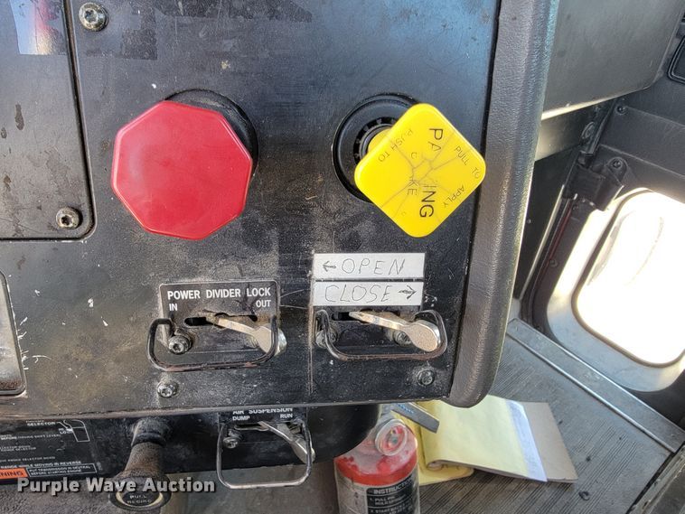 image for item JE9978 1999 International Navistar 9100  semi truck