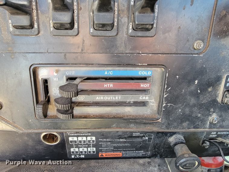 image for item JE9978 1999 International Navistar 9100  semi truck