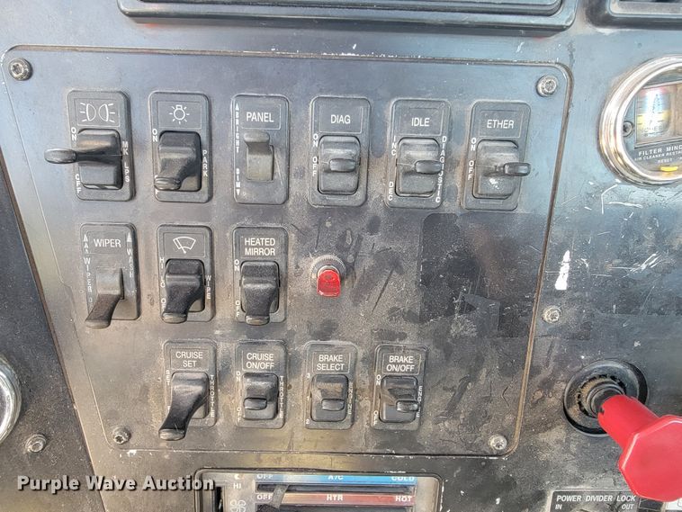 image for item JE9978 1999 International Navistar 9100  semi truck