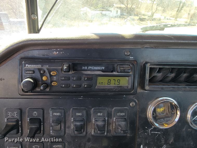 image for item JE9978 1999 International Navistar 9100  semi truck