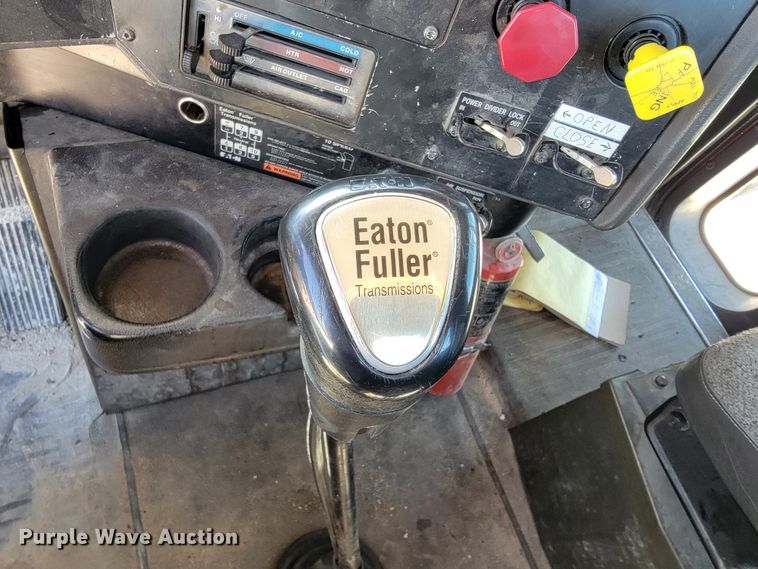 image for item JE9978 1999 International Navistar 9100  semi truck