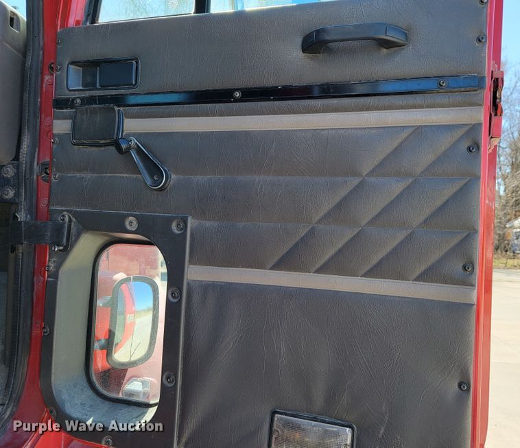 image for item JE9978 1999 International Navistar 9100  semi truck