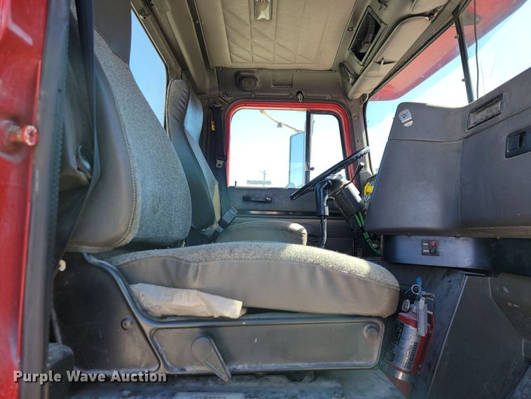 image for item JE9978 1999 International Navistar 9100  semi truck