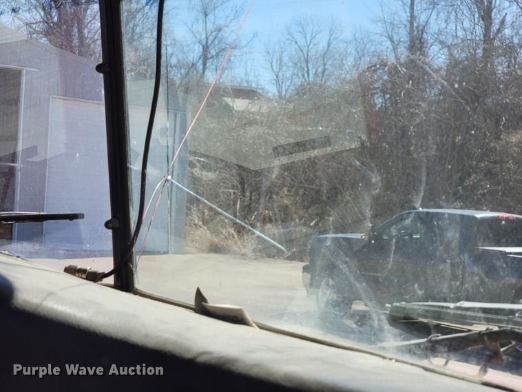 image for item JE9978 1999 International Navistar 9100  semi truck