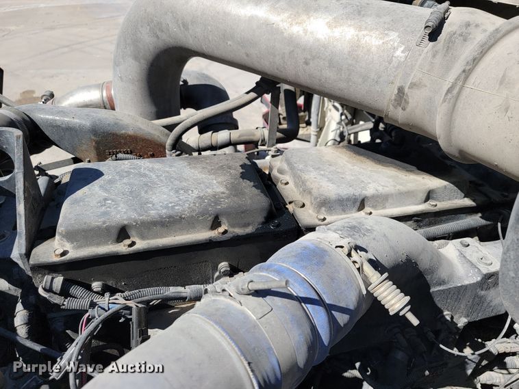 image for item JE9978 1999 International Navistar 9100  semi truck