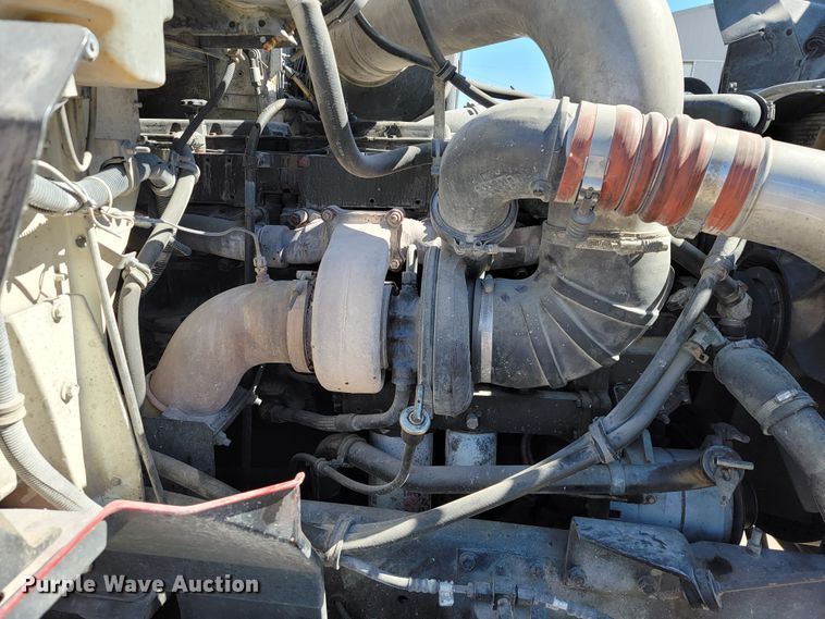 image for item JE9978 1999 International Navistar 9100  semi truck