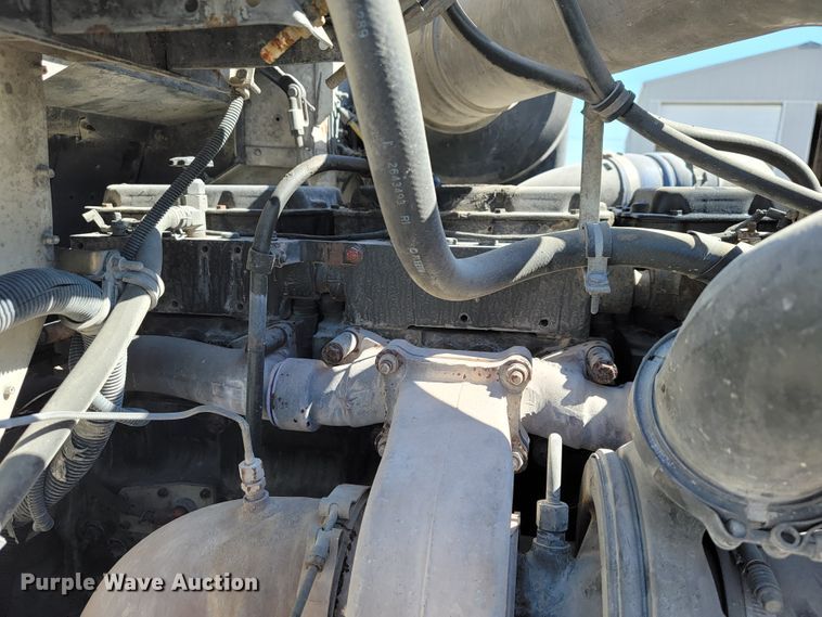 image for item JE9978 1999 International Navistar 9100  semi truck