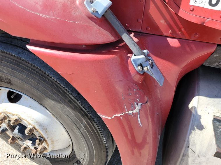 image for item JE9978 1999 International Navistar 9100  semi truck