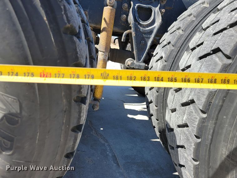 image for item JE9978 1999 International Navistar 9100  semi truck