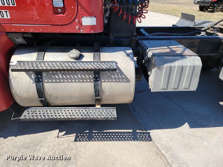 image for item JE9978 1999 International Navistar 9100  semi truck