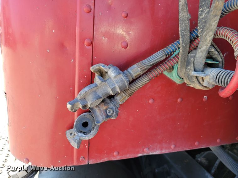 image for item JE9978 1999 International Navistar 9100  semi truck