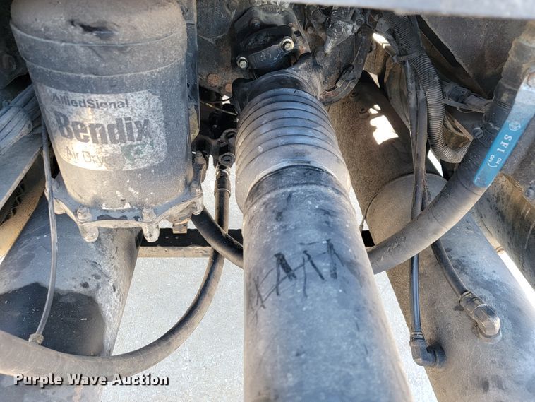 image for item JE9978 1999 International Navistar 9100  semi truck