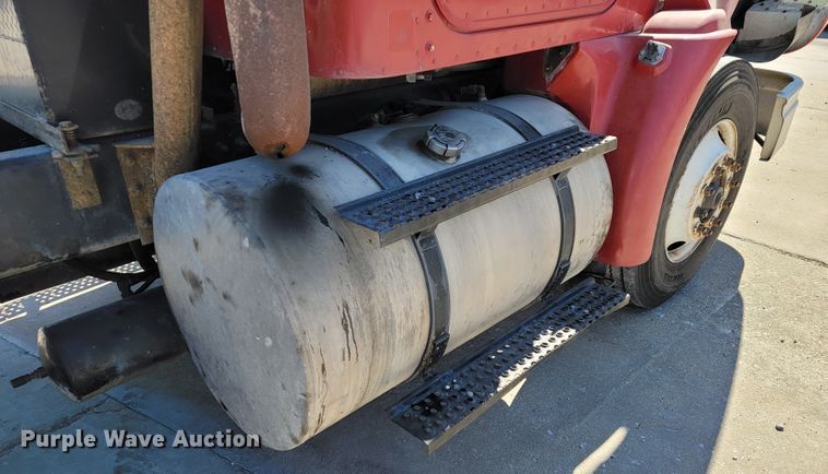 image for item JE9978 1999 International Navistar 9100  semi truck