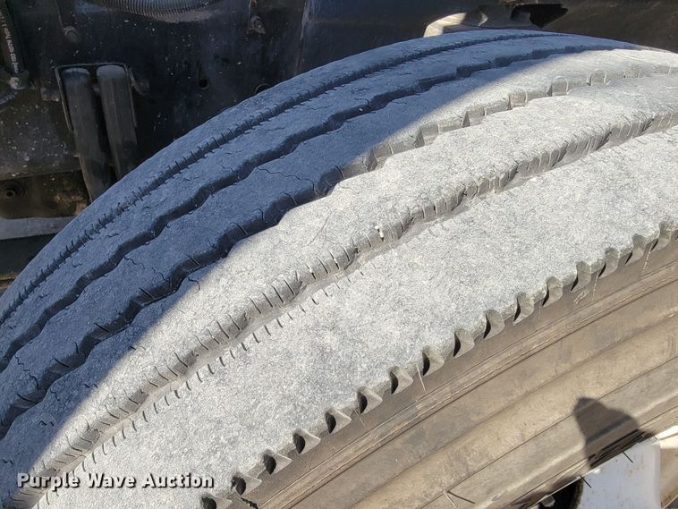 image for item JE9978 1999 International Navistar 9100  semi truck