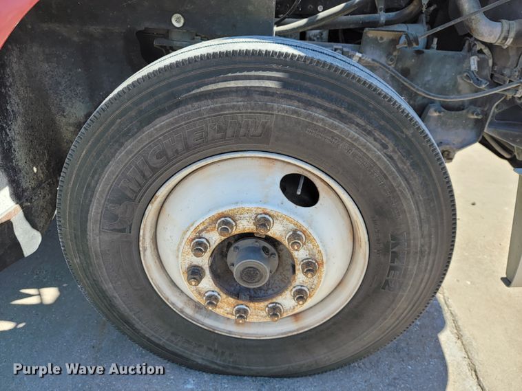 image for item JE9978 1999 International Navistar 9100  semi truck