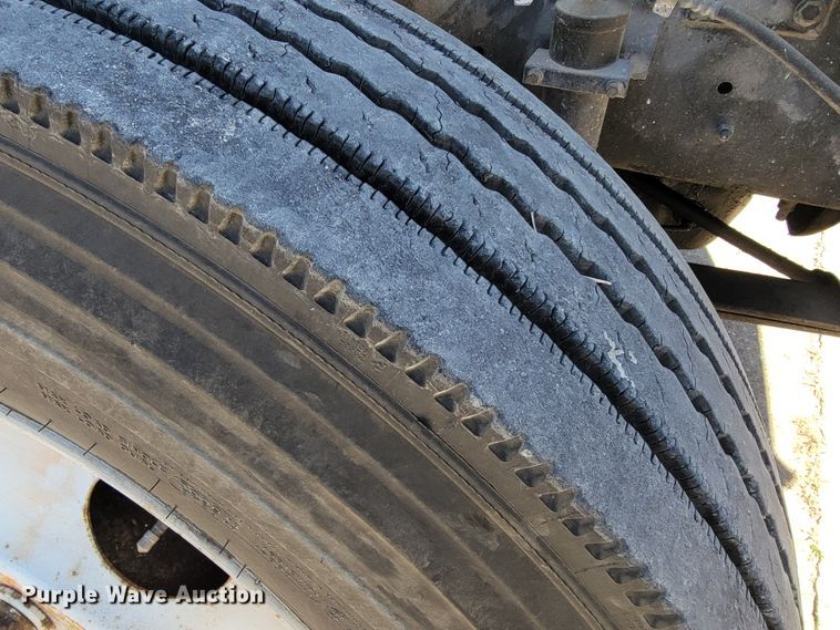 image for item JE9978 1999 International Navistar 9100  semi truck