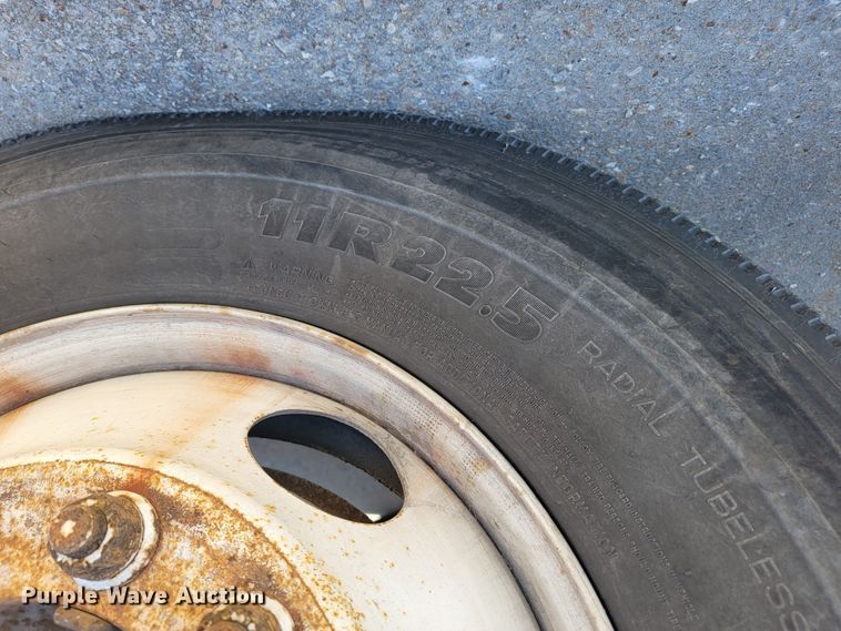 image for item JE9978 1999 International Navistar 9100  semi truck