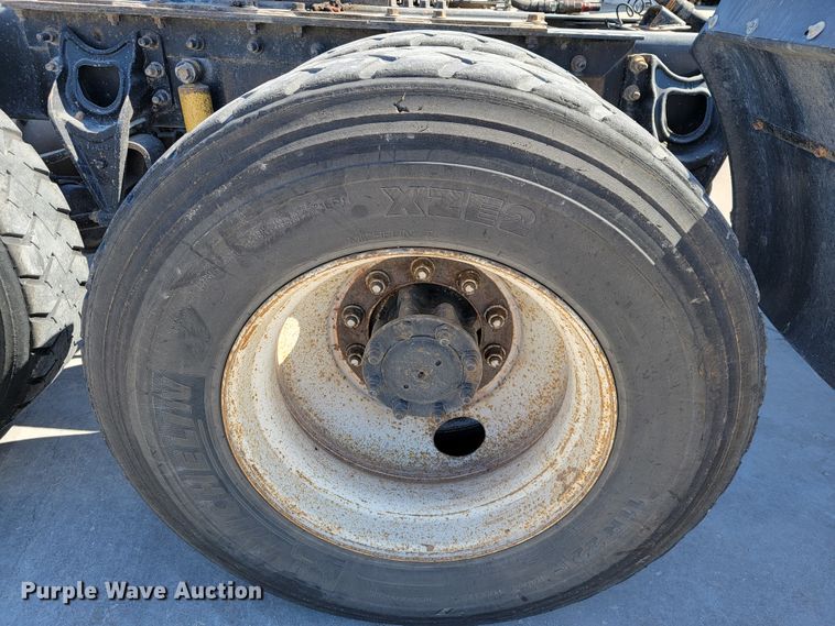 image for item JE9978 1999 International Navistar 9100  semi truck