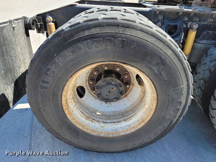 image for item JE9978 1999 International Navistar 9100  semi truck