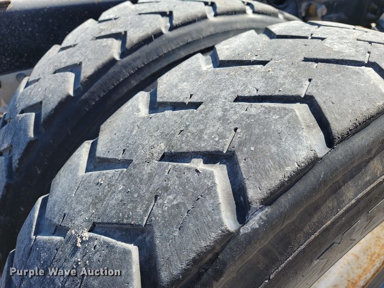 image for item JE9978 1999 International Navistar 9100  semi truck