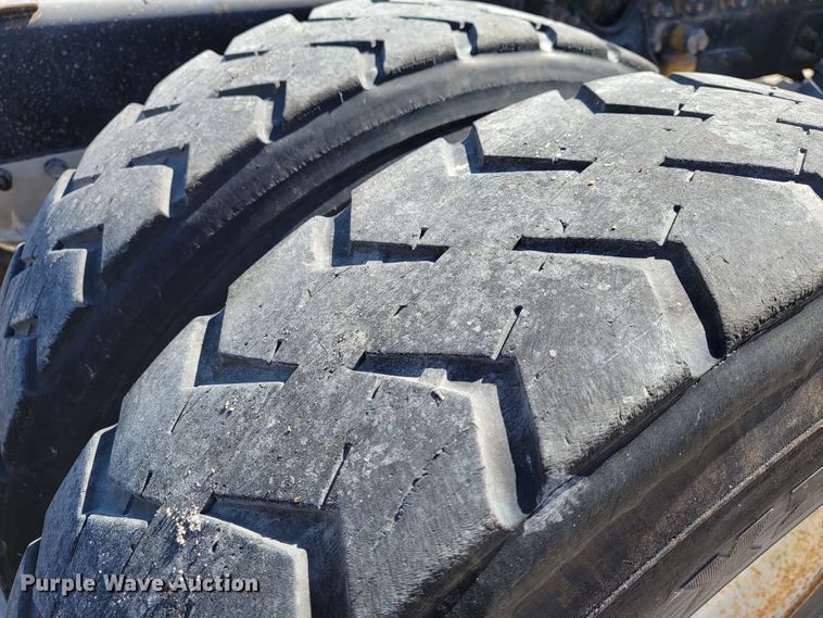 image for item JE9978 1999 International Navistar 9100  semi truck