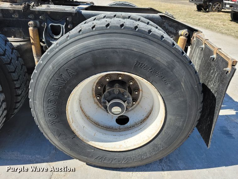 image for item JE9978 1999 International Navistar 9100  semi truck