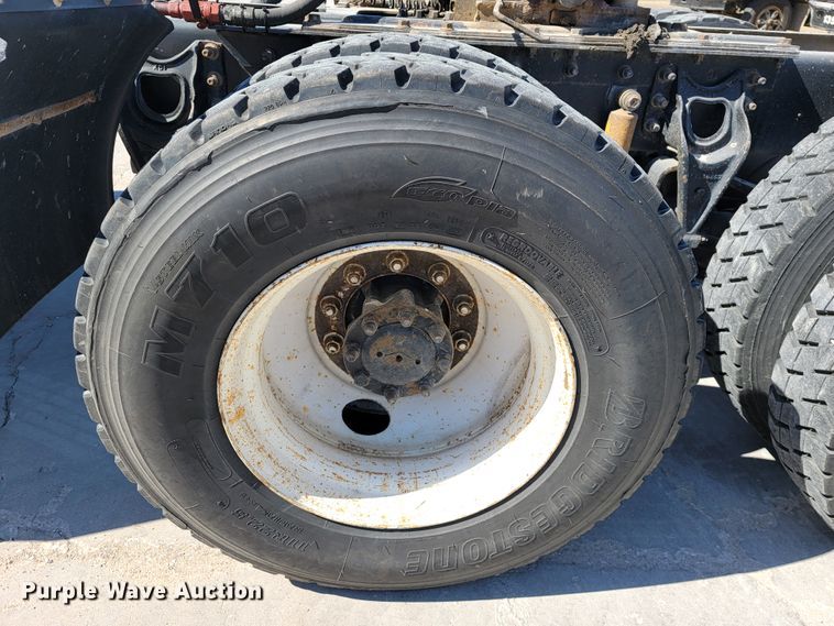 image for item JE9978 1999 International Navistar 9100  semi truck