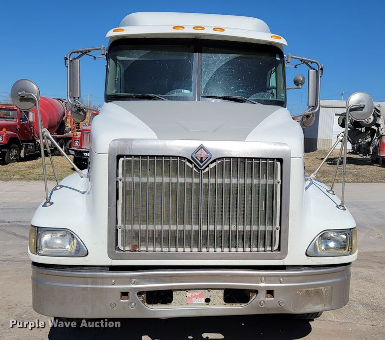 image for item JE9979 2005 International 9200i  semi truck