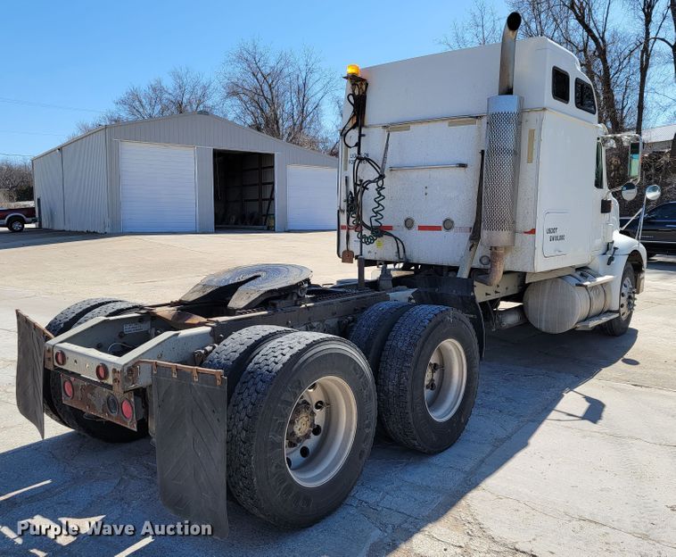 image for item JE9979 2005 International 9200i  semi truck