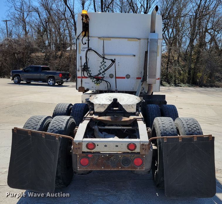 image for item JE9979 2005 International 9200i  semi truck