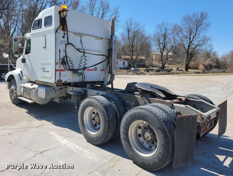 image for item JE9979 2005 International 9200i  semi truck