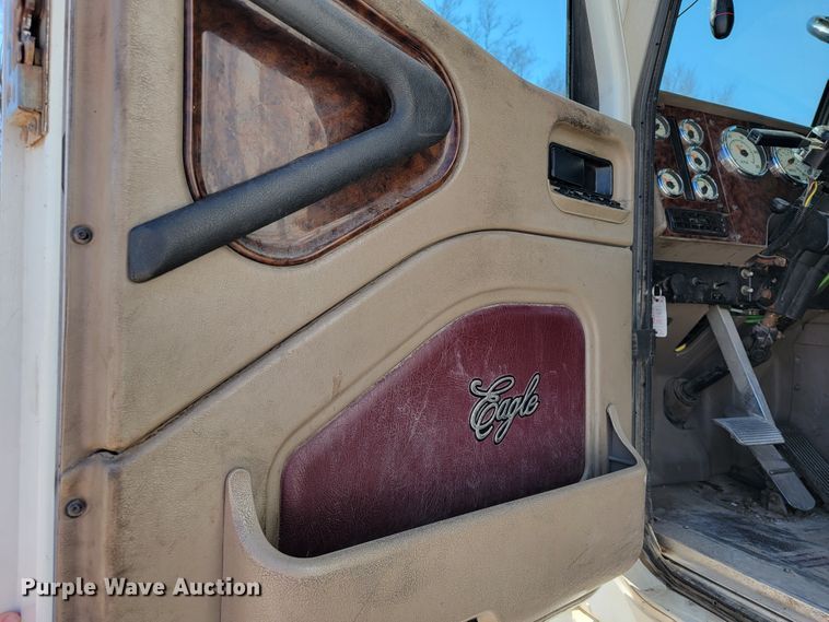 image for item JE9979 2005 International 9200i  semi truck