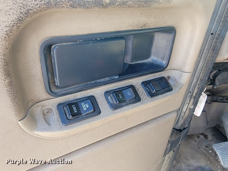 image for item JE9979 2005 International 9200i  semi truck