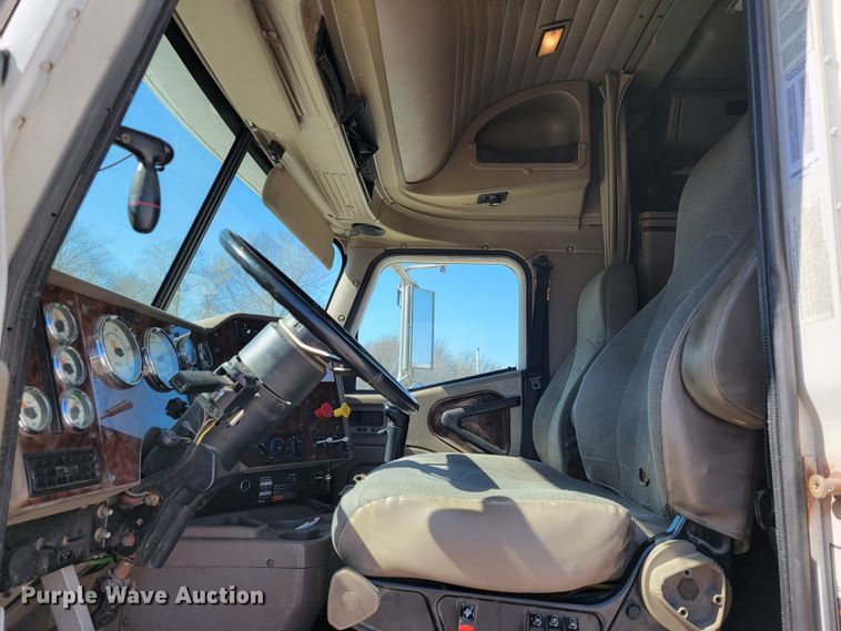 image for item JE9979 2005 International 9200i  semi truck