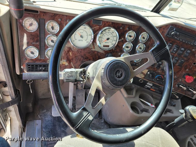 image for item JE9979 2005 International 9200i  semi truck