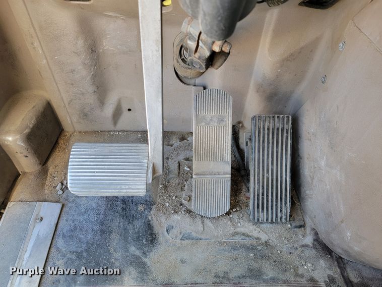 image for item JE9979 2005 International 9200i  semi truck