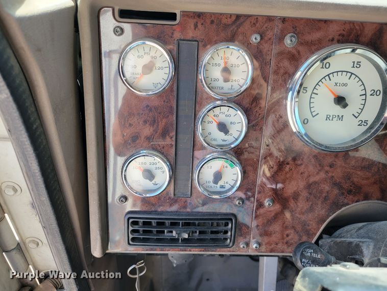 image for item JE9979 2005 International 9200i  semi truck