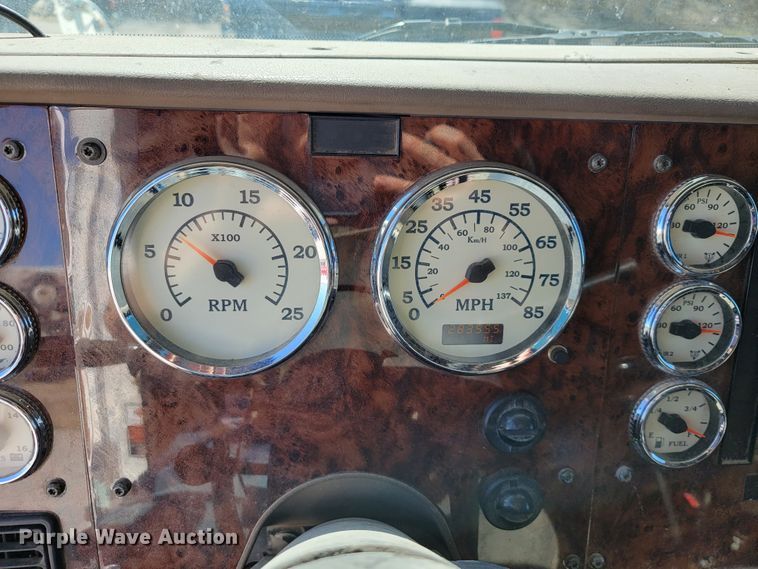 image for item JE9979 2005 International 9200i  semi truck