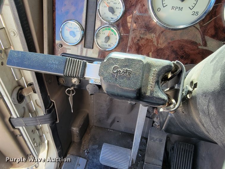 image for item JE9979 2005 International 9200i  semi truck