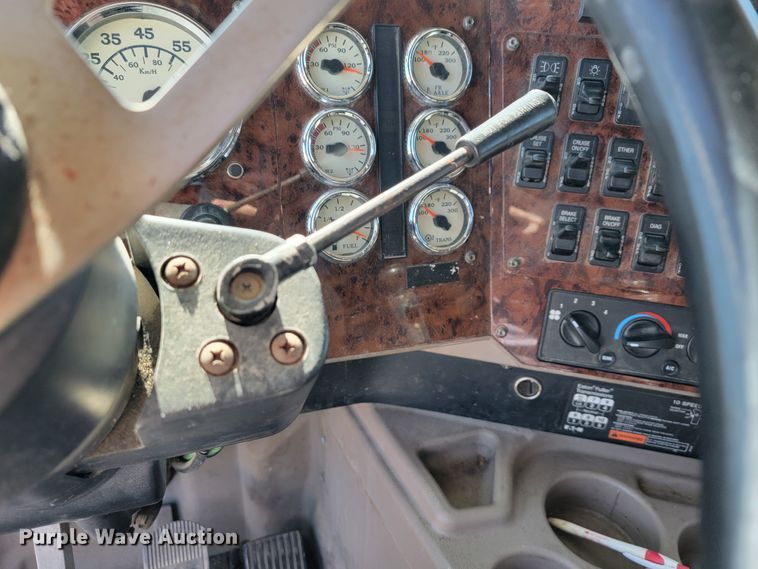 image for item JE9979 2005 International 9200i  semi truck