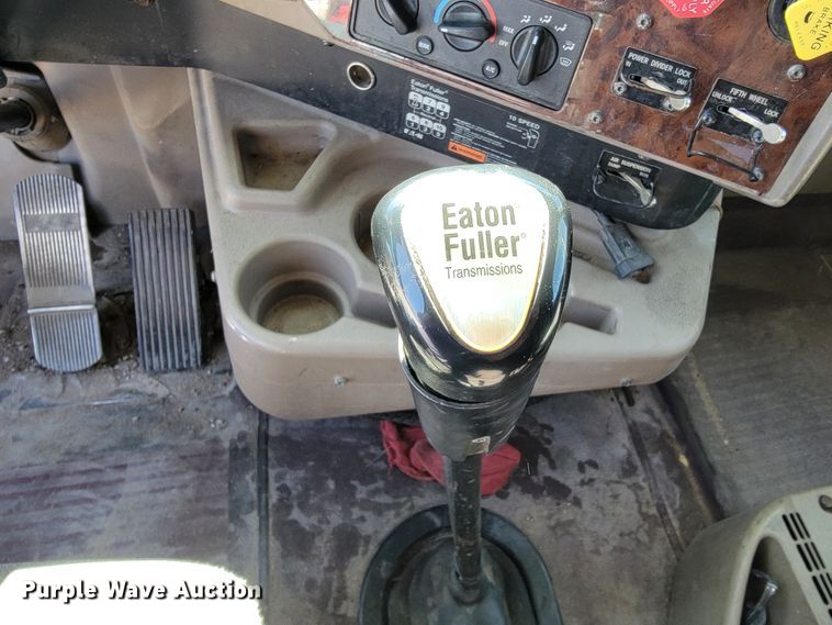 image for item JE9979 2005 International 9200i  semi truck