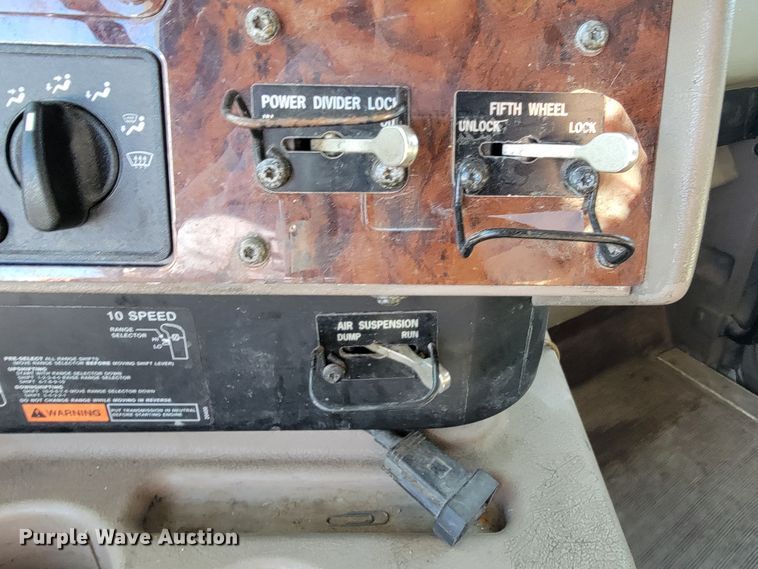 image for item JE9979 2005 International 9200i  semi truck