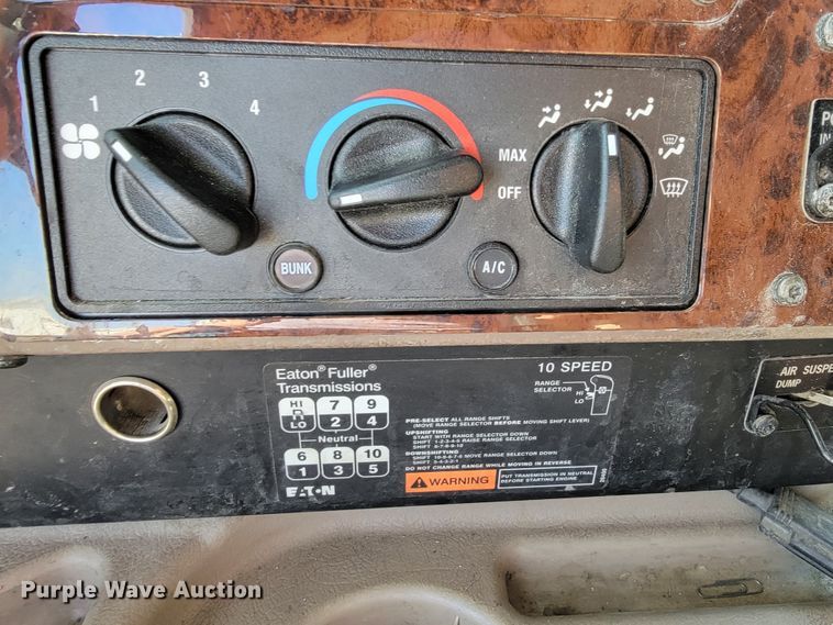 image for item JE9979 2005 International 9200i  semi truck